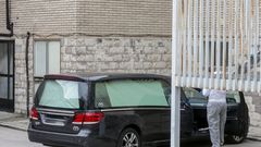 Un coche f�nebre aparcado en el Hospital Gregorio Mara��n de Madrid 