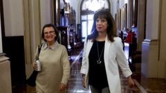 Las exconcejalas socialistas Esther Font�n (izquierda) y Eva Mart�nez Ac�n (derecha), en el �ltimo pleno del ayuntamiento de A Coru�a antes de las elecciones locales de mayo del 2023. Ambas han denunciado a la alcaldesa In�s Rey en el canal interno del PSOE