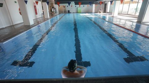 La piscina se encuentra en la planta inferior