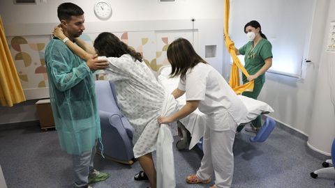 Personal sanitario atiende a una mujer a pocas horas de dar a la luz, el pasado martes en el Marcide