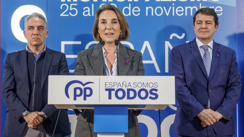 La secretaria general del PP, Cuca Gamarra, entre el vicesecretario de coordinacin autonmica, local y anlisis electoral, Elas Bendodo, y del presidente del PP de Castilla y Len, Alfonso Fernndez Maueco