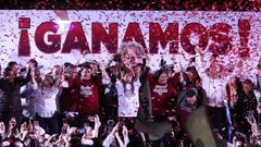 La candidata  Delfina G�mez festeja su triunfo durante la noche electoral del domingo.