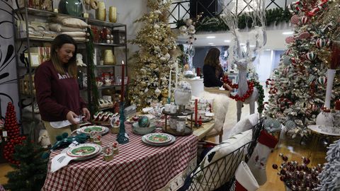 Las empleadas de Christmas Pop-Up Store entre la decoraci�n navide�a de la tienda