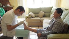 Imagen de archivo de atenci&oacute;n podol&oacute;gica a domicilio para personas mayores. 