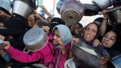 Un grupo de gazates se agolpan para recibir comida en Jan Yunis.