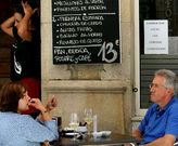 Los locales hacen visibles sus ofertas en pizarras y carteles de todo tipo.