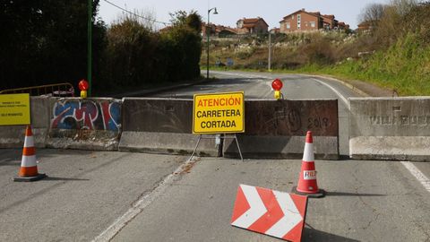 La Diputaci�n ha establecido un desv�o mientras no se repara la zona.