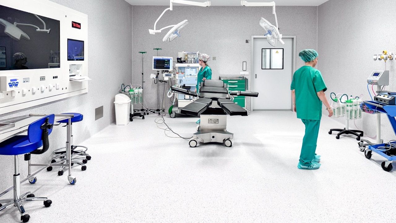 El centro médico Ribera Assistens inaugura el primer centro ambulatorio de Galicia con quirófanos polivalentes para cirugía mayor