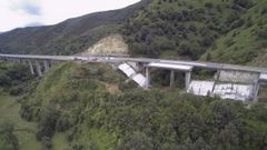 Vista area del viaducto de O Castro en la que se ven los dos tramos cados y el tablero aislado que sigue en pie y que va a ser derribado en los prximos das.