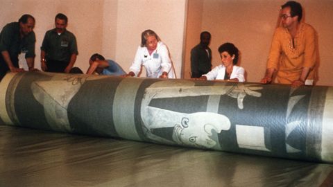 Operarios del MoMA enrollando el cuadro para su tralado a Espa�a, en 1981