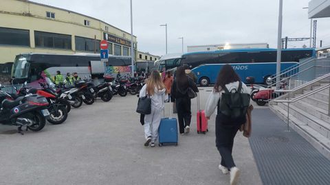 Viajeros�en la estaci�n de tren de A Coru�a se disponen a subir a los autobuses puestos a disposici�n de Renfe