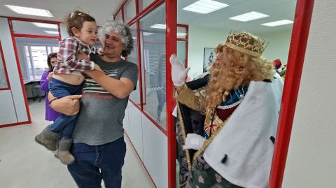 Sus majestades los Reyes Magos de Oriente visitaron la delegacin de La Voz de Galicia en Pontevedra