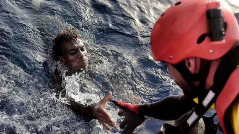 Rescate de un migrante en el mar, ayer, cerca de Libia. 