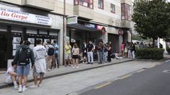 Imagen de archivo de j�venes haciendo cola ante una inmobiliaria para buscar piso.
