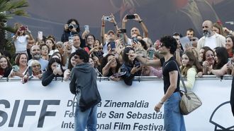 Javier Ambrossi y Javier Calvo, atendiendo a los fans a su llegada al festival vasco.