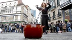Nin unha mais. Performance de Ana Gesto en la Praza da Peregrina contra la violencia de g�nero