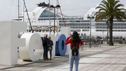 Dos cruceristas haci�ndose una foto en el muelle de Curuxeiras. 