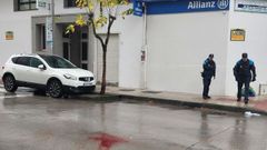 Restos de sangre en la calzada en el lugar al que fue a parar el herido tras el atropello