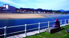 Un pescador frente a la playa de Santa Marina, en Ribadesella.Un pescador frente a la playa de Santa Marina, en Ribadesella 