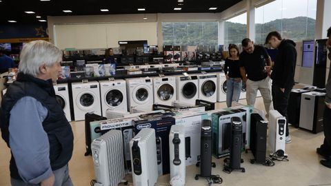 Imagen de archivo de clientes en una tienda de electrodom�sticos.
