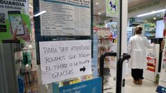 En la Farmacia Laba&ntilde;ou atienden a puerta cerrada si est&aacute; solo un trabajador por el temor a los cacos