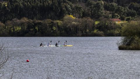 Pirag�istas entrenan en el embalse de Trasona