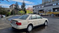 El coche de Salvador Barrio, asesinado en Burgos en 2004 junto a su mujer y a su hijo, permanece a la intemperie en la explanada principal de la comisar�a de Ourense