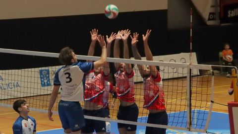 Mart�n Casais, uno de los destacados del duelo, intenta evitar el triple bloqueo de los asturianos. 