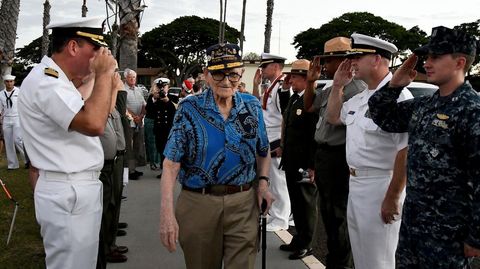 Supervivientes durante el memorial en Pearl Harbor, Honolulu, Hawai. 