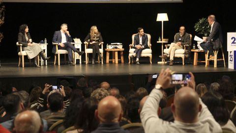 De izquierda a derecha, la vicerrectora del campus de Ferrol, Ana Ares; el director de Navantia Ferrol, Eduardo Dobarro; la delegada de la Xunta en Ferrol, Martina Aneiros; el alcalde, Jos Manuel Rey; el presidente de la Autoridad Portuaria, Francisco Barea; y el periodista Isidoro Valerio