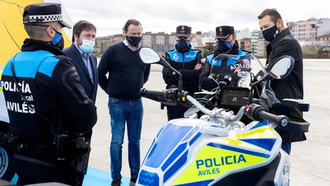 Rafael Rodr�guez, Santiago Osorio, Ra�l Mart�nez y Jos� Luis y Diego Fern�ndez en un momento de la entrega de los nuevos coches de BMW en el Centro Cultural Niemeyer