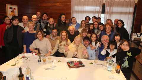 Margarita Escuredo no centro da imaxe, rodeada da s�a familia.