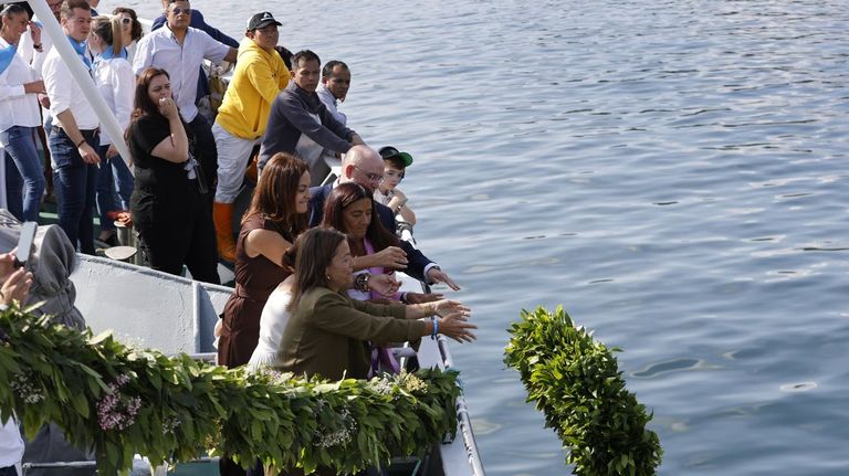 Homenaje a los n�ufragos en la procesi�n mar�tima de Celeiro
