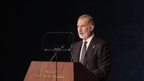 El rey Felipe VI interviene durante la ceremonia de entrega de los Premios Princesa de Asturias celebrada este viernes en el Teatro Campoamor, en Oviedo