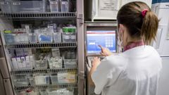 Una enfermera preparando medicacion para los pacientes