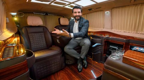Interior de una furgoneta Mercedes modificada por la empresa turca Erbekan Malkoc