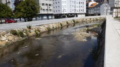 El r�o Anll�ns, ayer a su paso por el centro de Carballo, con el caudal muy bajo.