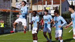 Hugo Gonz�lez celebra el �nico gol del Celta Fortuna que subi� al marcador frente al �vila en Barreiro.