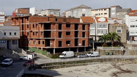 Edificio en la playa de A Ribeira.