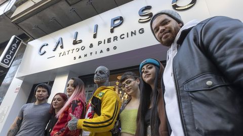 El equipo de Calipso Tattoo Piercing de Santiago junto a Black Alien, quien se sumó al grupo de tatuadores durante las dos primeras jornadas inaugurales, al formar parte de la cadena y tener una relación profesional y personal con su dueño (Raúl Rodríguez es modificador corporal y le quitó dos dedos de la mano en México). El horario del estudio es de lunes a sábado, de 11 a 14 y de 16 a 20.30 horas.