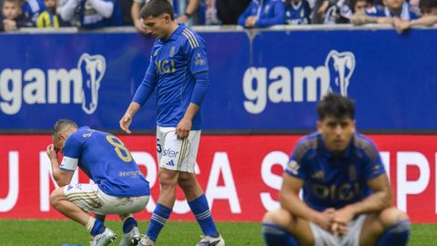 El capit�n del Real Oviedo, Santi Cazorla (i) lamenta la derrota del eauipo por 1-2 ante el Elche durante el partido de LaLiga entre el Real Oviedo y el Elche