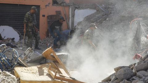 El ej�rcito buscando supervivientes en Amizmiz