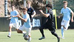 Jorge P�rez-Lafuente, con el bal�n, durante el Celta-Deportivo de Divisi�n de Honor Juvenil.