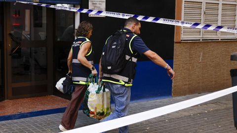 Agentes de la Polic&iacute;a Nacional recogiendo pruebas en el lugar del crimen, una vivienda del barrio valenciano de San Isidro
