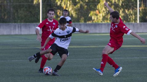 Lance del encuentro entre el Oza y el Malpica, correspondiente a la primera jornada de la Liga da Costa