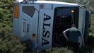 Accidentados son atendidos por los servicios sanitarios tras despe�arse un autob�s con 48 pasajeros en la subida a los Lagos de Covadonga