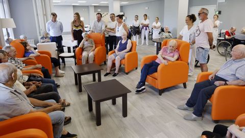 La conselleira de Política Social, Fabiola García, visitó en la residencia de A Arnoia a los mayores desalojados en A Mezquita