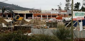Trabajos en las parcelas 36 y 37 del pol�gono industrial de Cee para la construcci�n del supermercado Mercadona.