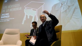 El escritor ingl�s Julian Barnes, considerado uno de los novelistas m�s influyentes en lengua inglesa de las �ltimas d�cadas y galardonado con el Premio Princesa de Asturias de las Letras 2026, durante un encuentro con estudiantes de Educaci�n Secundaria
