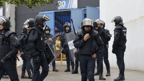 Imagen de archivo de los antidisturbios de la Polic�a Nacional a las puertas del estadio de Riazor